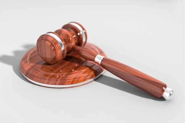 Magistrado aprehendido se ampara a la espera de su audiencia