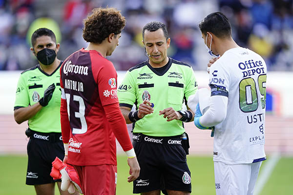 FIFA aprueba código que permite a árbitros suspender partidos por gritos homofóbicos o racistas