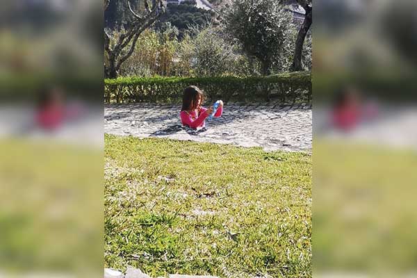 ¡Una niña cortada por la mitad!, ¿dónde está el resto de su cuerpo?