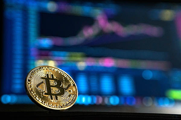Bitcóin se desploma a $30,000 ante restricciones de China al uso de criptomonedas