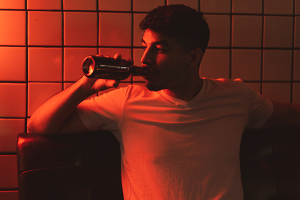 Consumo de alcohol puede reducir el cerebro, revela estudio