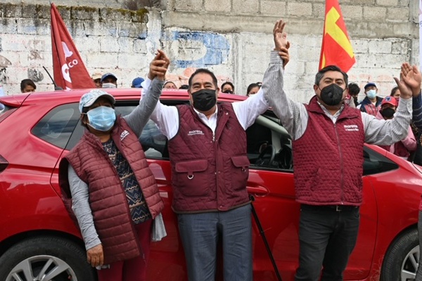 Exlíderes renuncian al PRD y se suman a campaña de Morena en Amozoc