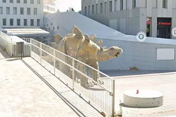 Hallan un hombre muerto dentro de un “dinosaurio”