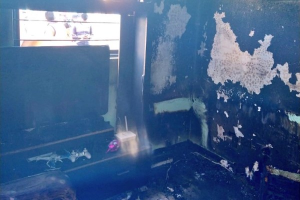 Departamento reducido a cenizas por aparente corto circuito