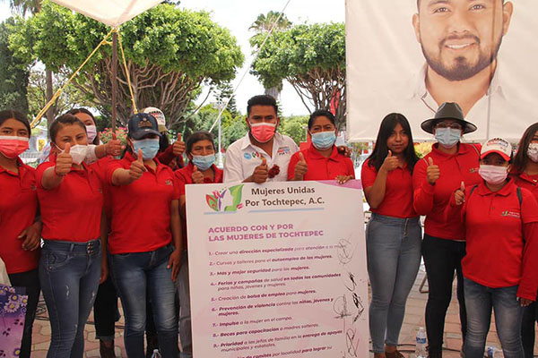 Firma Gerardo Campos acuerdo con y por las mujeres de Tochtepec