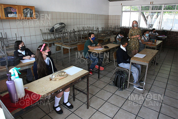 AMLO apoya regreso a clases presenciales pese a brotes de COVID-19