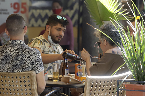 Disminución de efectividad de vacuna anticovid por alcohol, sin evidencia científica