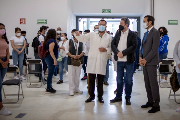 Supervisan Alfonso Esparza y funcionarios del IMSS sede de vacunación BUAP