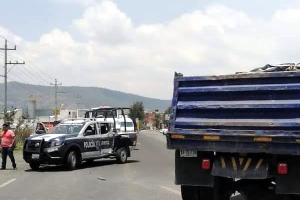 Un policía herido, saldo de choque entre patrulla y camión