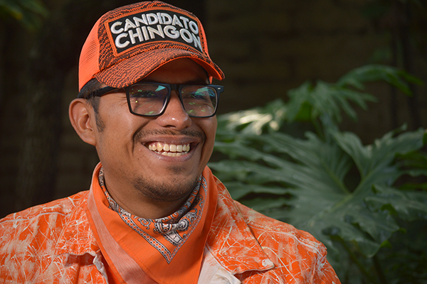 Rompiendo esquemas, un artista plástico busca llegar al Congreso