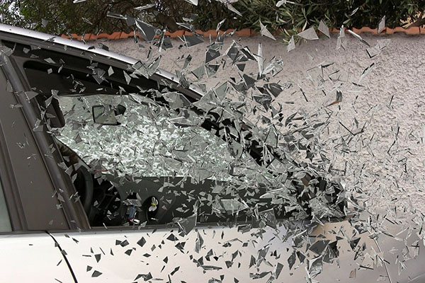 Policía destruye el automóvil de lujo de su jefe en un ataque de ira