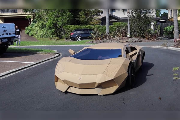 Youtuber construye un Lamborghini de cartón y lo subasta en más de 10,000 dólares