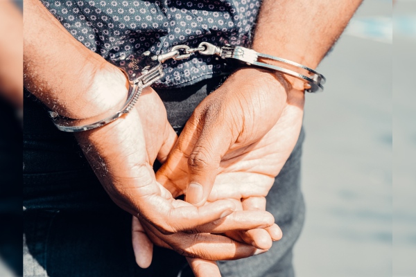 Detienen a homicida tras recibir la vacuna contra el COVID-19