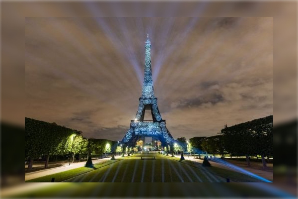 La Torre Eiffel se ilumina con hidrógeno para enviar un mensaje ecológico