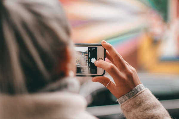 Llega una aplicación antiselfis que busca revolucionar las redes sociales
