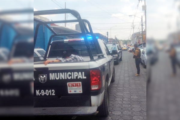 Presuntos ambulantes someten y golpean a agente ministerial