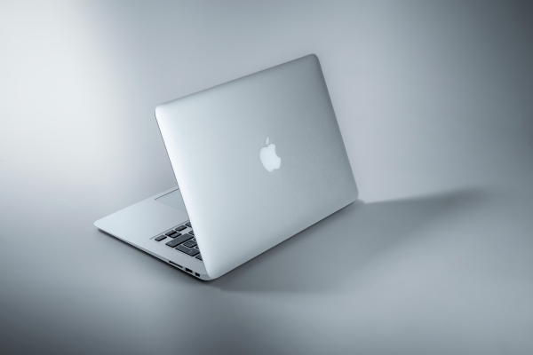 Encuentran una seria vulnerabilidad en las computadoras portátiles de Apple