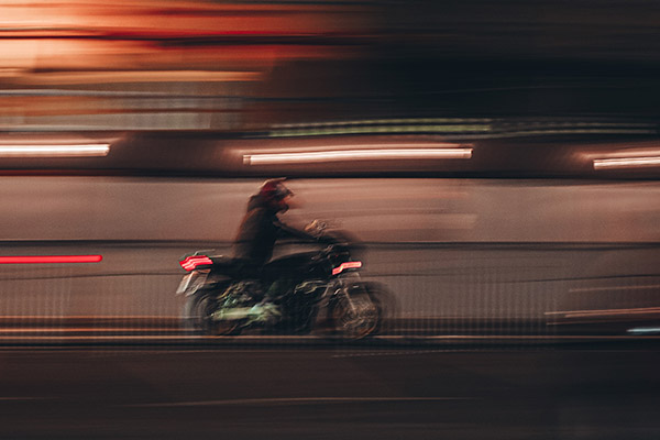 Un motociclista choca contra un camión a 140 km/h y sobrevive