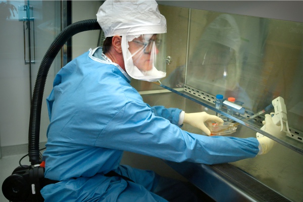 Inteligencia británica cree "factible" que el SARS-CoV-2 haya salido de un laboratorio