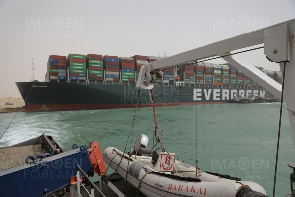 Autoridad de Canal de Suez atribuye plena responsabilidad a capitán por encallamiento