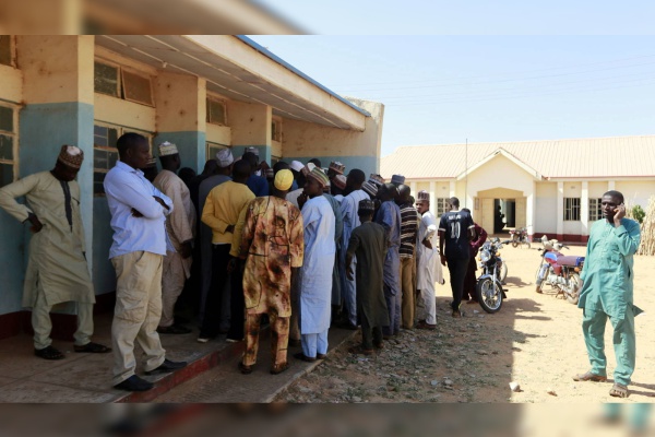 Secuestran a 200 estudiantes tras ataque contra escuela en Nigeria