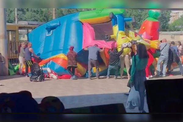 Niñas lanzadas por los aires por peligroso juego inflable