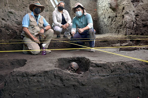 Descubren en predio de Xochimilco 17 entierros prehispánicos
