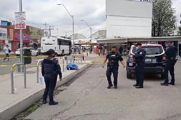 Hallan muerto a indigente en un paradero de autobuses