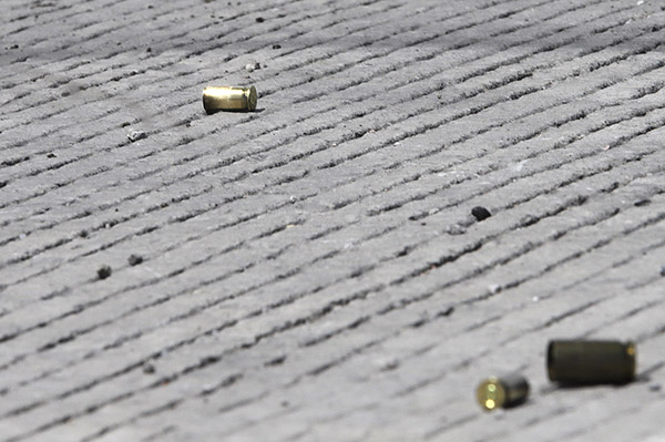 Policía recibe tres disparos con su propia arma; dicen que quiso suicidarse