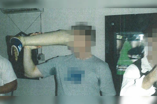 Soldados australianos enfrentarán juicio por beber cerveza de prótesis de un talibán afgano
