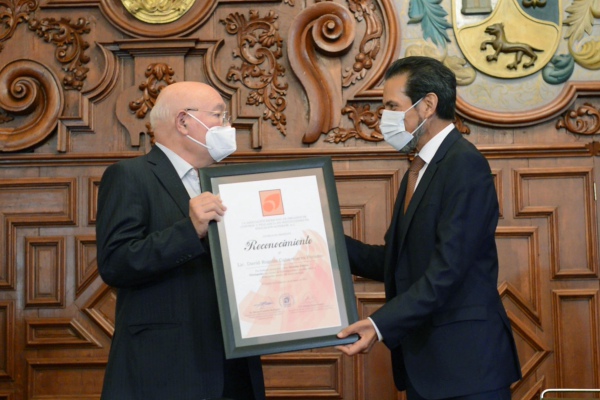 Titular de la ASF recibe la presea Servidor Público Distinguido en la BUAP