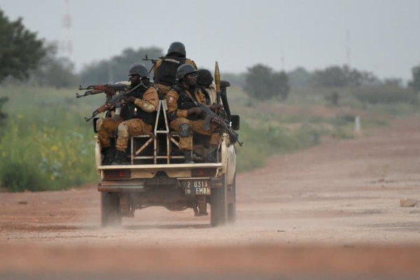 Cien muertos tras ataque armado a una aldea en Burkina Faso