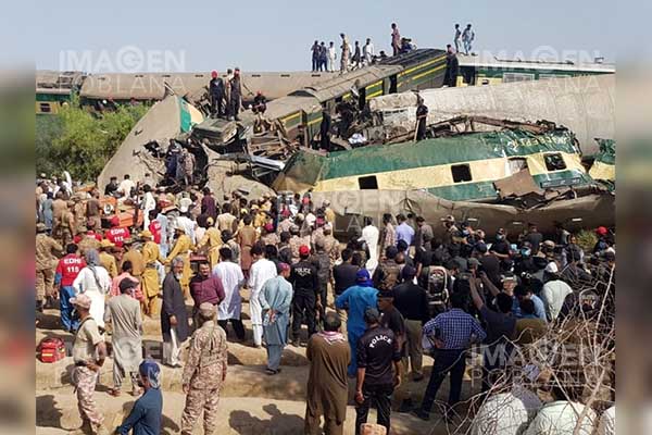Se eleva a 50 la cifra de muertos tras choque de dos trenes en Pakistán