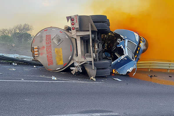Vuelca pipa que transportaba ácido nítrico; hay un muerto