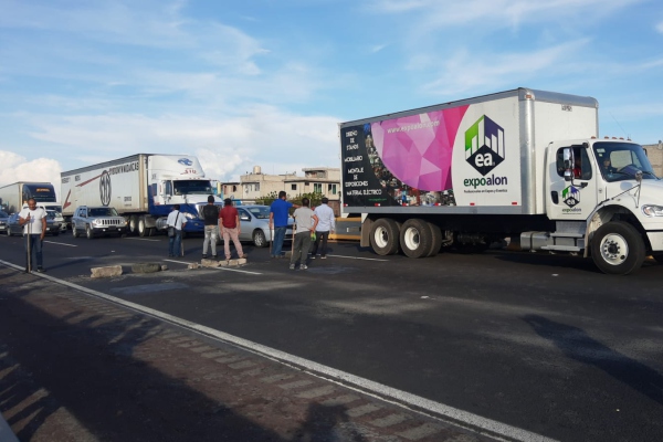 Bloquean la México-Puebla por supuesto fraude electoral