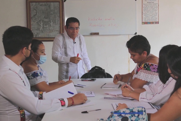 Luchan por preservar lengua indígena en México durante regreso a clases