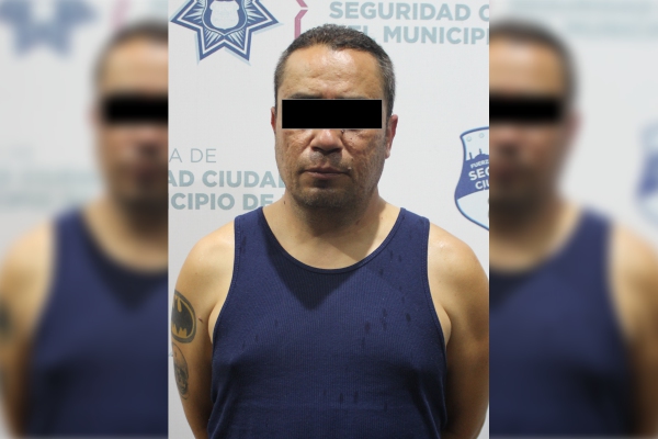 Policías municipales detienen a agresor de mujer; estaba armado