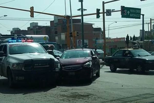 Imprudente policía causa aparatoso choque tras pasarse un alto