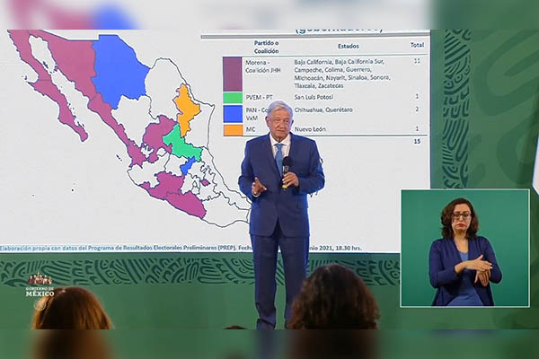 AMLO bebe Pacífico y Anaya prefiere Victoria; políticos se "confrontan" con caguamas