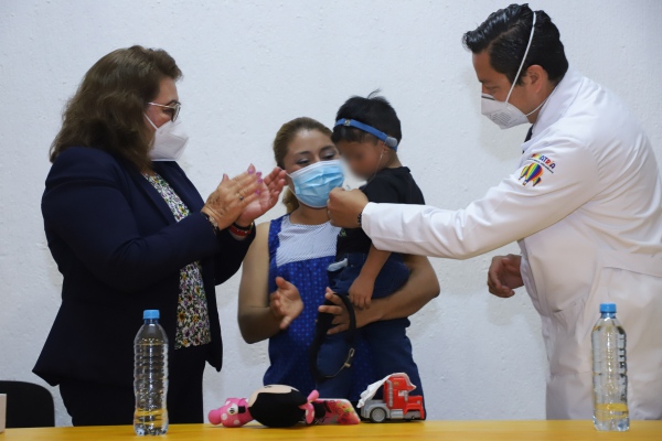 Benefician gobernador y presidenta del SEDIF a niño con padecimiento auditivo