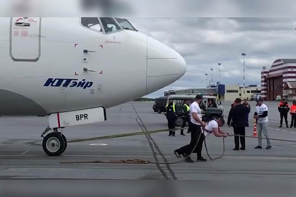 El hombre más fuerte de Rusia bate récord y arrastra un avión de 40 toneladas