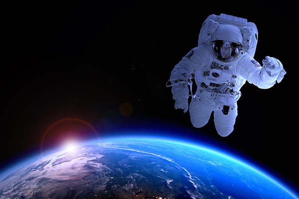 Astronautas regresan a la EEI tras una caminata espacial de más de seis horas