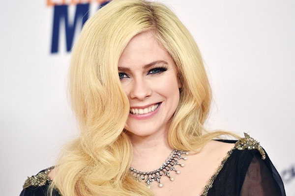 Avril Lavigne debuta en TikTok con una épica colaboración con un “skater boy”