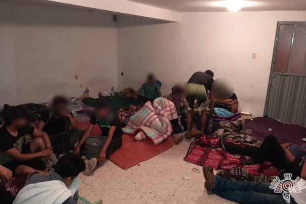 Rescatan a 240 migrantes hacinados en una bodega