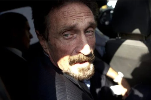 Encuentran muerto a John McAfee en prisión de Barcelona; se habría suicidado