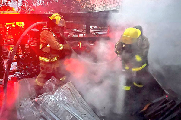 Incendio en carpintería moviliza a policías y bomberos