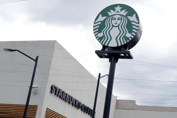 Enfrentan a asaltante durante atraco a cafetería Starbucks
