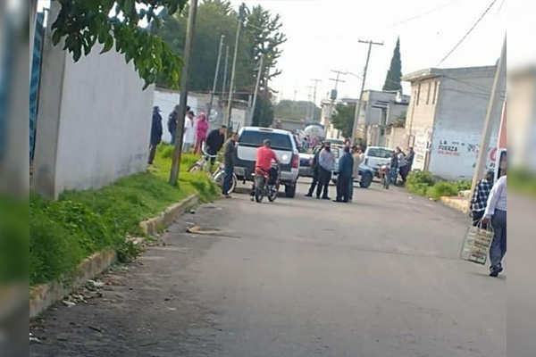 Hallan dos cadáveres maniatados y amordazados en camioneta abandonada