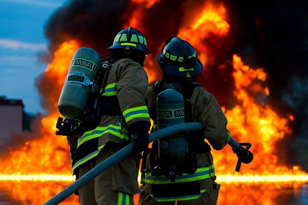 Un fuerte incendio sacude una estación del metro de Londres