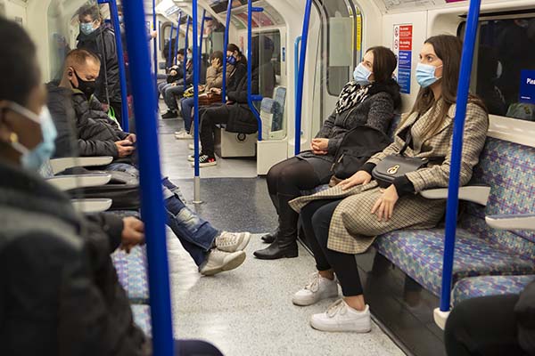 Las personas vacunadas deben emplear la mascarilla debido a la cepa Delta, insiste la OMS